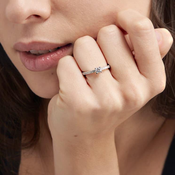 Unoaerre Anello Solitario In Argento Con Zirconi | UNOAERRE Gioielli