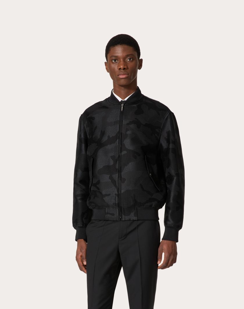 Valentino Handbags Bomber In Misto Cotone Con Motivo Camounoir All Over Per Uomo In Nero | Valentino IT