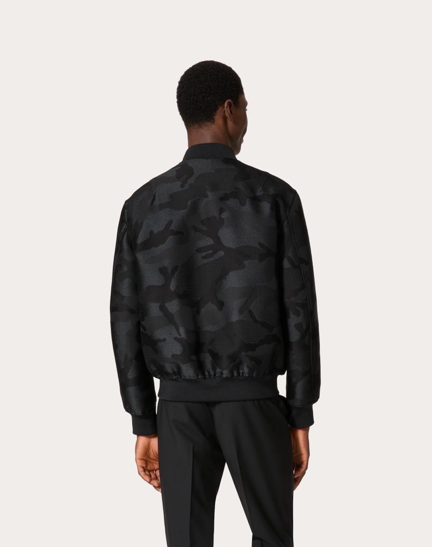 Valentino Handbags Bomber In Misto Cotone Con Motivo Camounoir All Over Per Uomo In Nero | Valentino IT