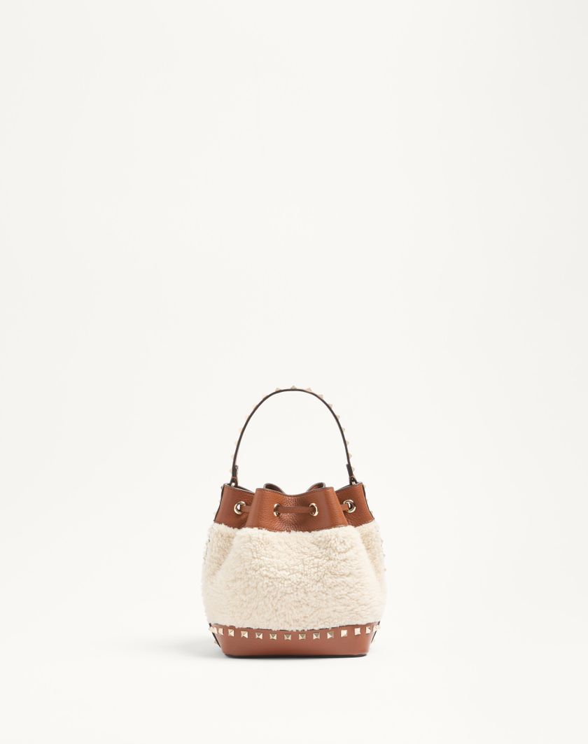 Valentino Handbags Borsa A Secchiello Valentino Garavani Rockstud In Shearling Per Donna In Naturale/selleria | Valentino IT