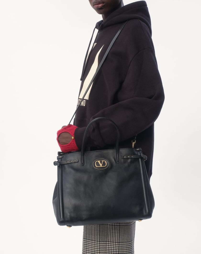 Valentino Handbags Borsa Shopping Media Valentino Garavani Antibes In Vitello Per Uomo In Nero | Valentino IT