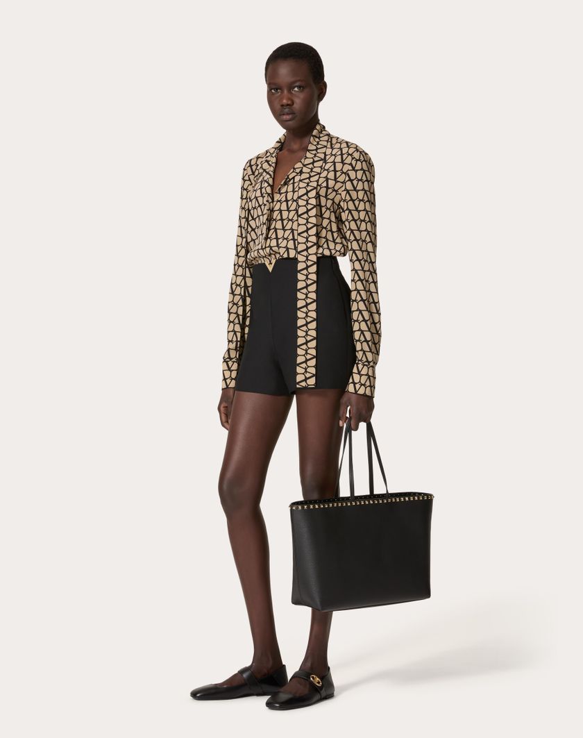 Valentino Handbags Borsa Shopping Rockstud In Vitello Granato Per Donna In Nero | Valentino IT