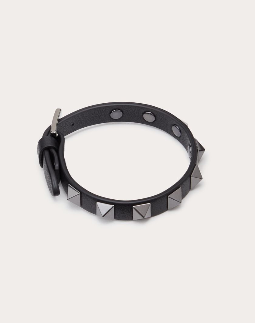 Valentino Handbags Bracciale Rockstud In Pelle E Borchie Finitura Rutenio Nero Per Uomo In Nero | Valentino IT