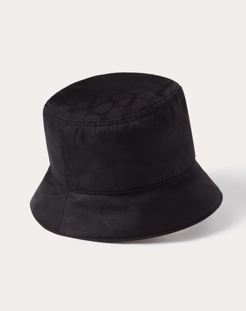 Valentino Handbags Bucket Hat Reversibile Toile Iconographe In Nylon Con Pochette Per Uomo In Nero | Valentino IT