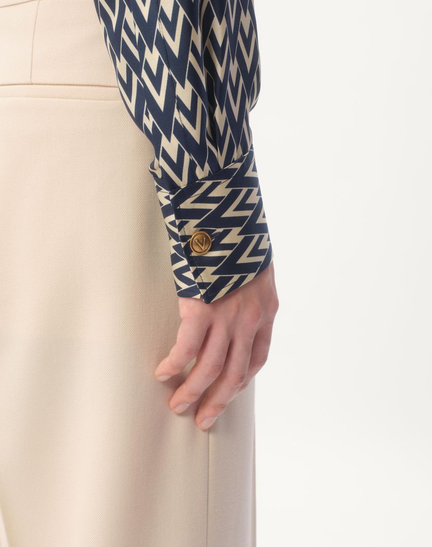 Valentino Handbags Camicia In Twill Di Seta Con Stampa Toute La V Per Uomo In Navy/crema | Valentino IT