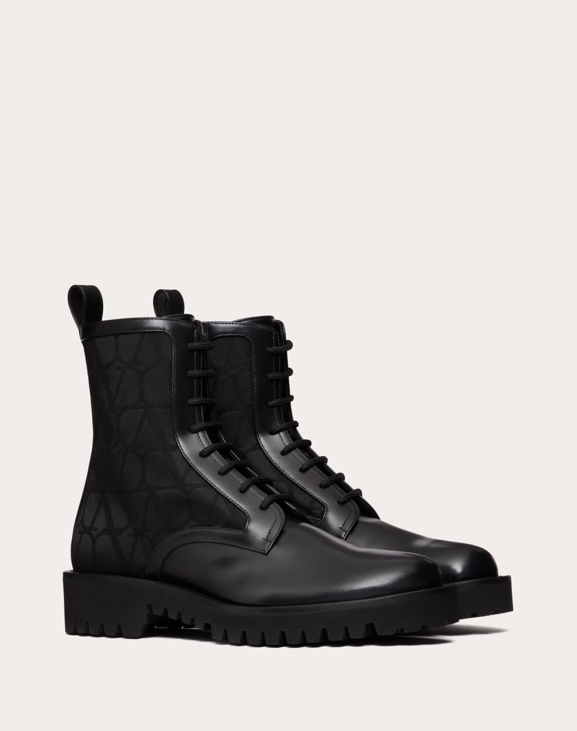 Valentino Handbags Combat Boot Toile Iconographe In Tessuto Tecnico Toile Iconographe E Vitello Per Uomo In Nero | Valentino IT
