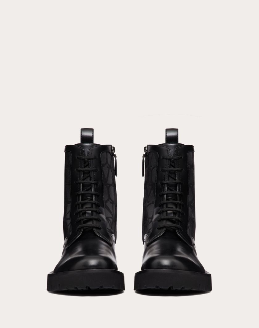 Valentino Handbags Combat Boot Toile Iconographe In Tessuto Tecnico Toile Iconographe E Vitello Per Uomo In Nero | Valentino IT