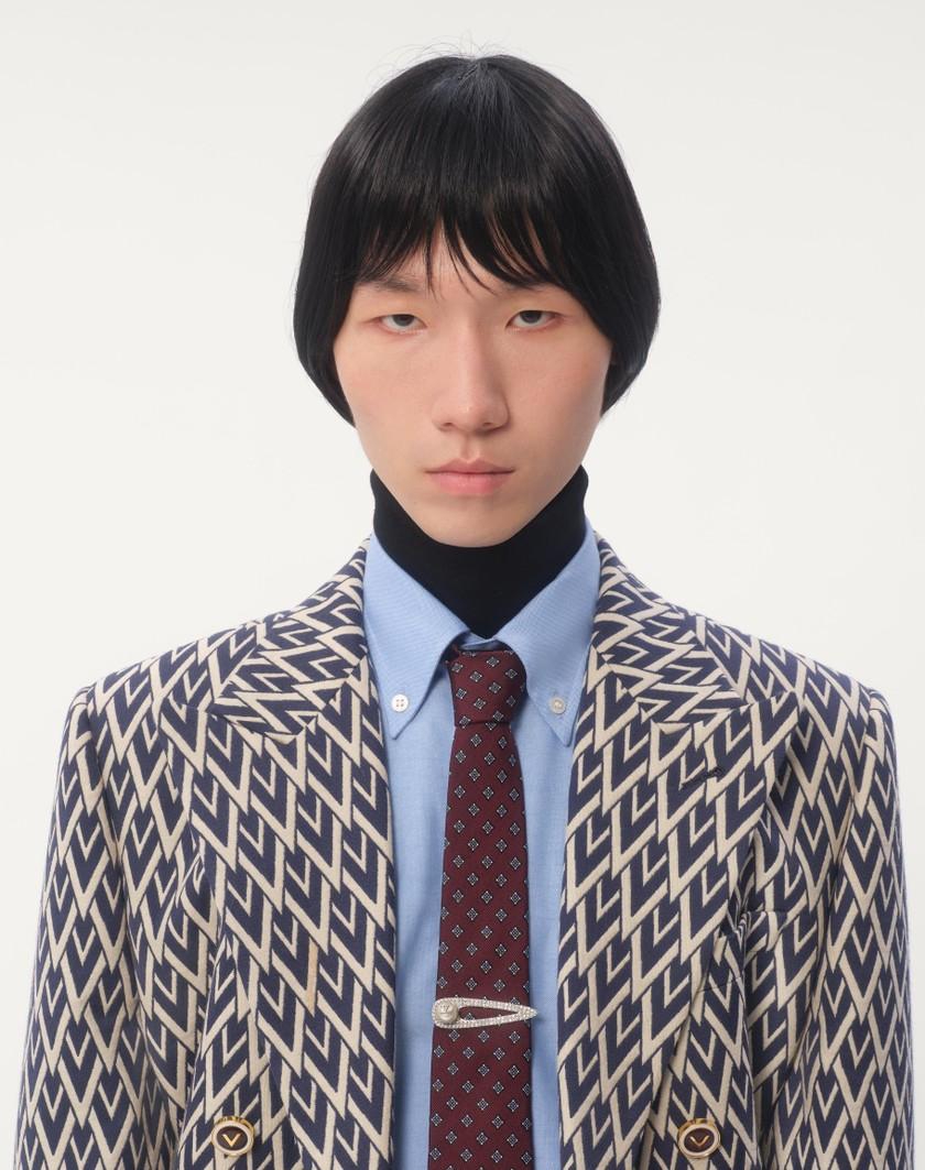 Valentino Handbags Fermacravatta Vlogo Signature In Metallo Con Cristalli E Perla Swarovski® Per Uomo In Palladio/crema/crystal | Valentino IT