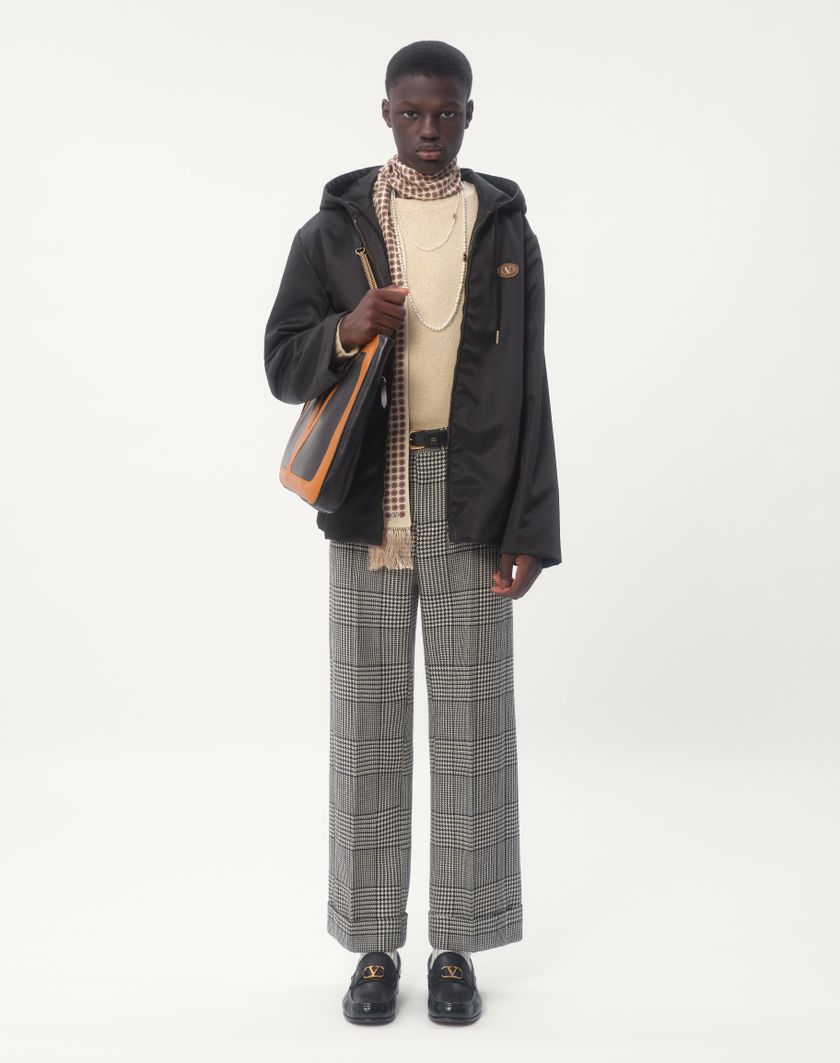 Valentino Handbags Giacca A Vento Con Cappuccio In Nylon Con Patch Vlogo Per Uomo In Nero | Valentino IT