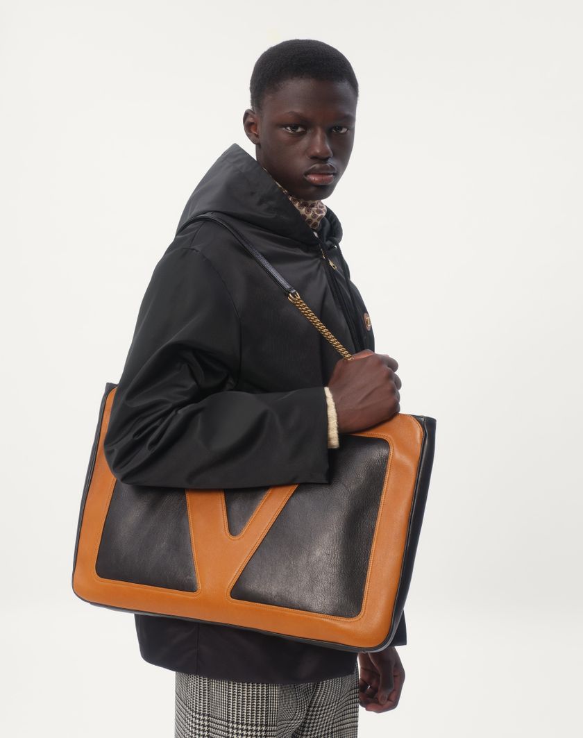 Valentino Handbags Giacca A Vento Con Cappuccio In Nylon Con Patch Vlogo Per Uomo In Nero | Valentino IT