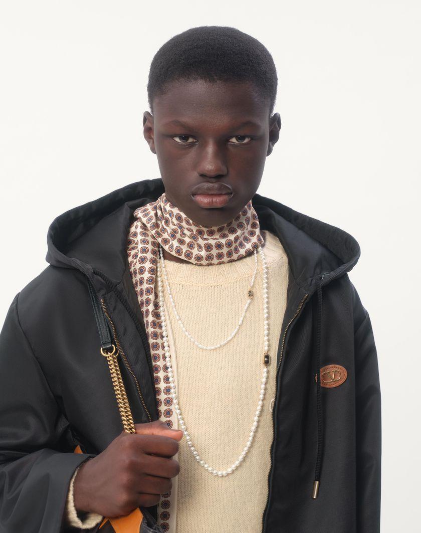 Valentino Handbags Giacca A Vento Con Cappuccio In Nylon Con Patch Vlogo Per Uomo In Nero | Valentino IT