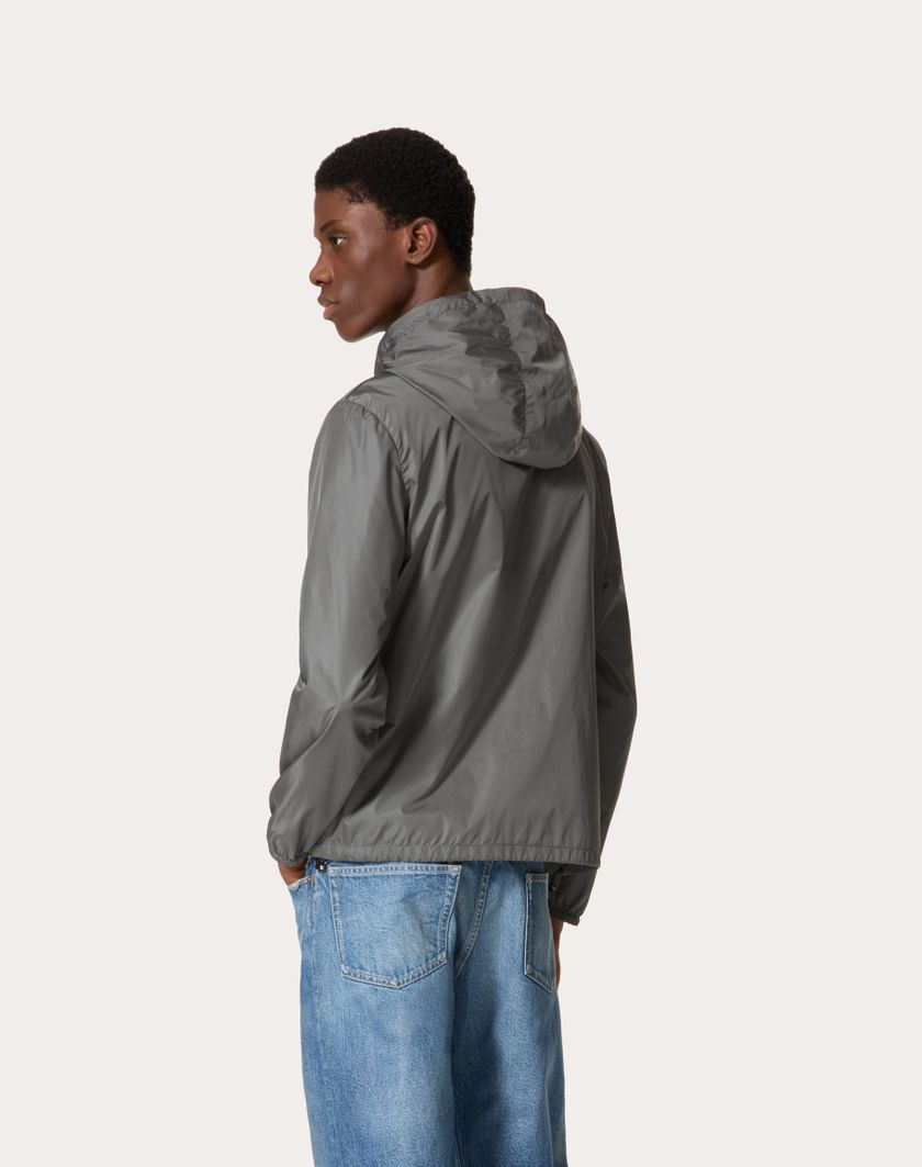 Valentino Handbags Giacca A Vento Con Cappuccio In Nylon Con V Detail Metallica Per Uomo In Grigio | Valentino IT