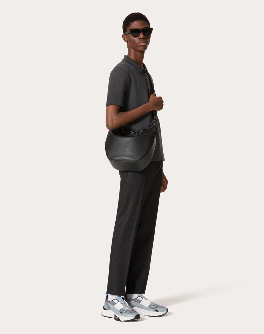 Valentino Handbags Hobo Media Vlogo Moon Bag In Vitello Granato Con Catena Per Uomo In Nero | Valentino IT