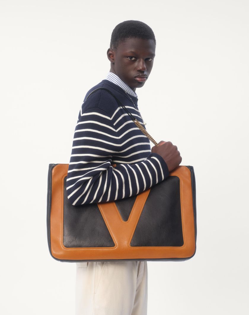 Valentino Handbags Maglione Girocollo In Cotone A Righe Con Bottoni Sulla Spalla Per Uomo In Indaco/burro | Valentino IT