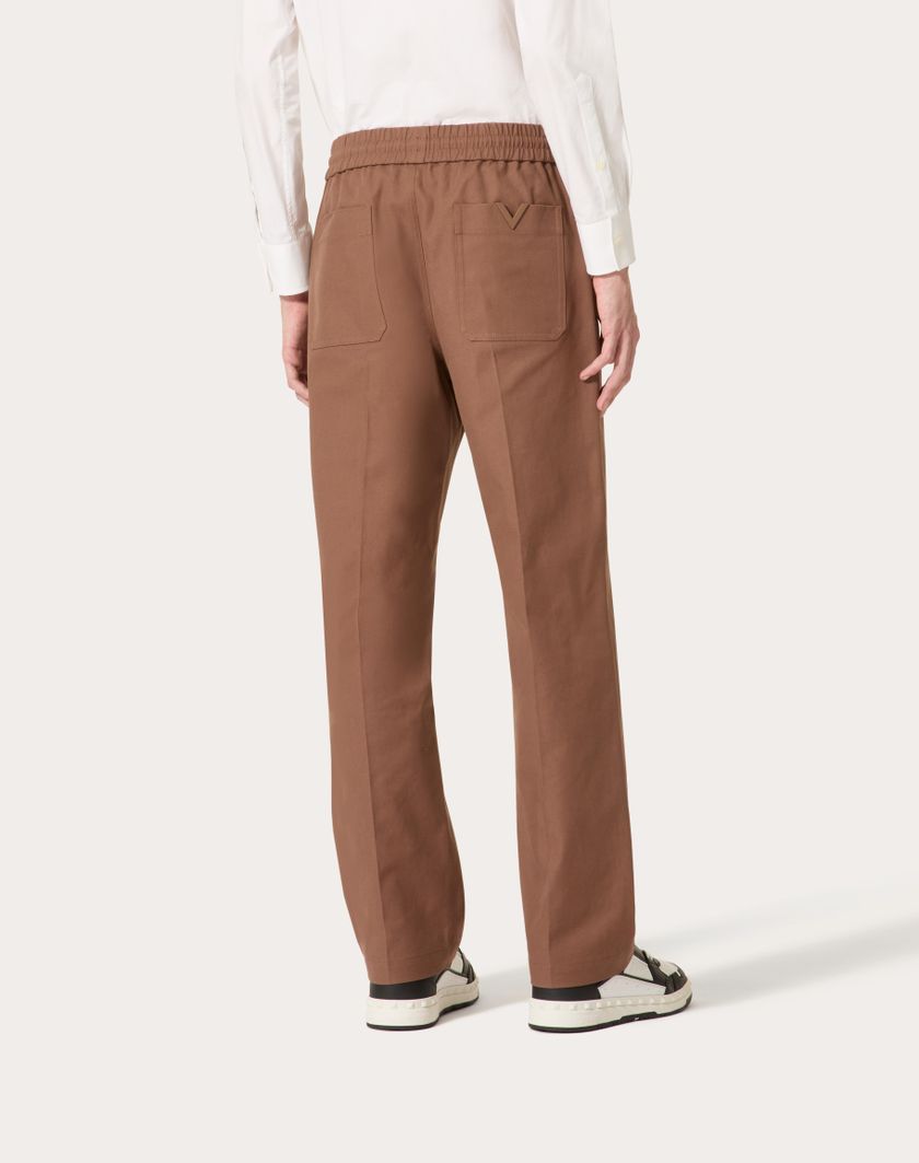 Valentino Handbags Pantalone In Canvas Di Cotone Stretch Con V Detail Gommata Per Uomo In Clay | Valentino IT