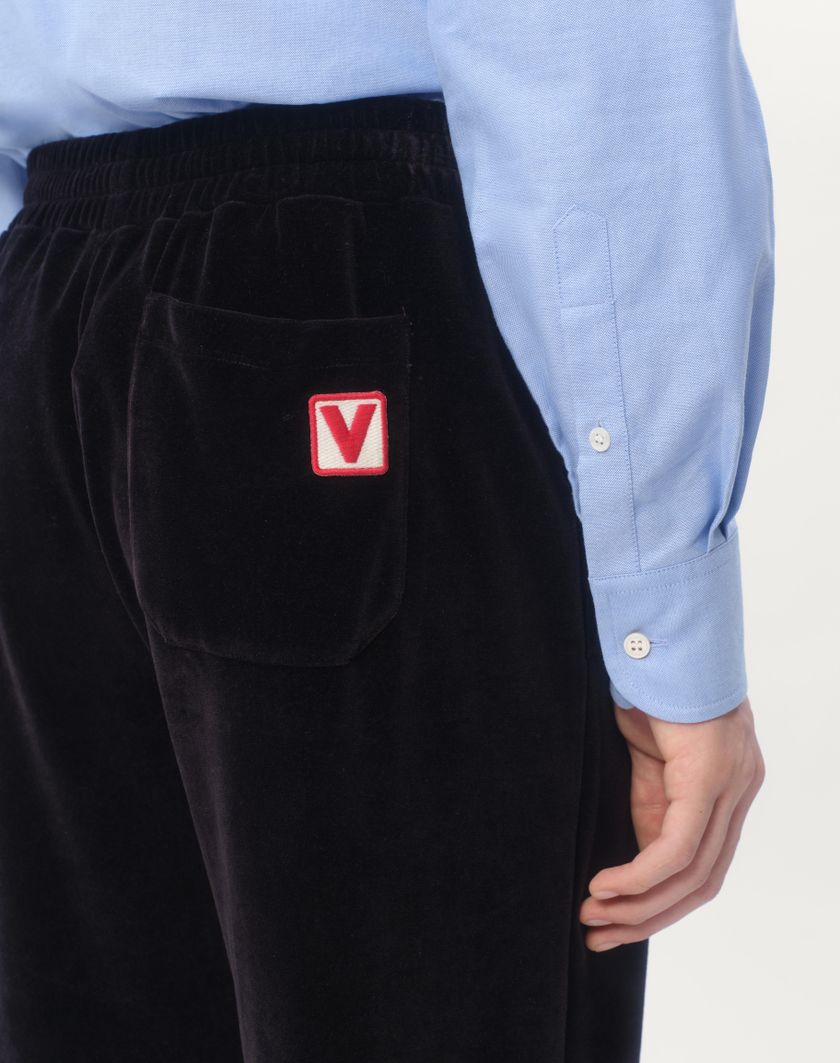 Valentino Handbags Pantaloni Da Jogging In Ciniglia Con Patch Chez Valentino Per Uomo In Nero | Valentino IT
