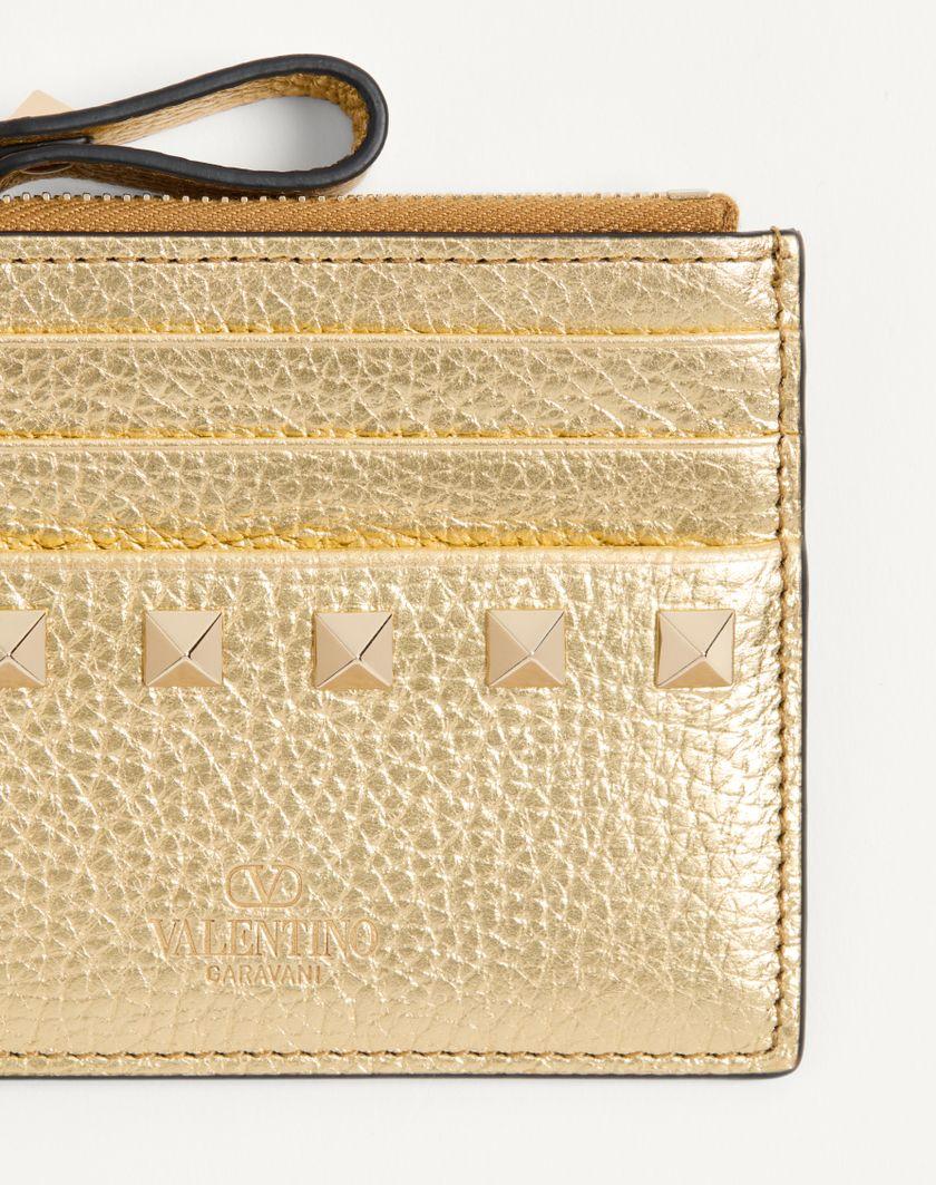 Valentino Handbags Portacarte Con Zip Rockstud In Vitello Granato Laminato Per Donna In Antique Brass | Valentino IT