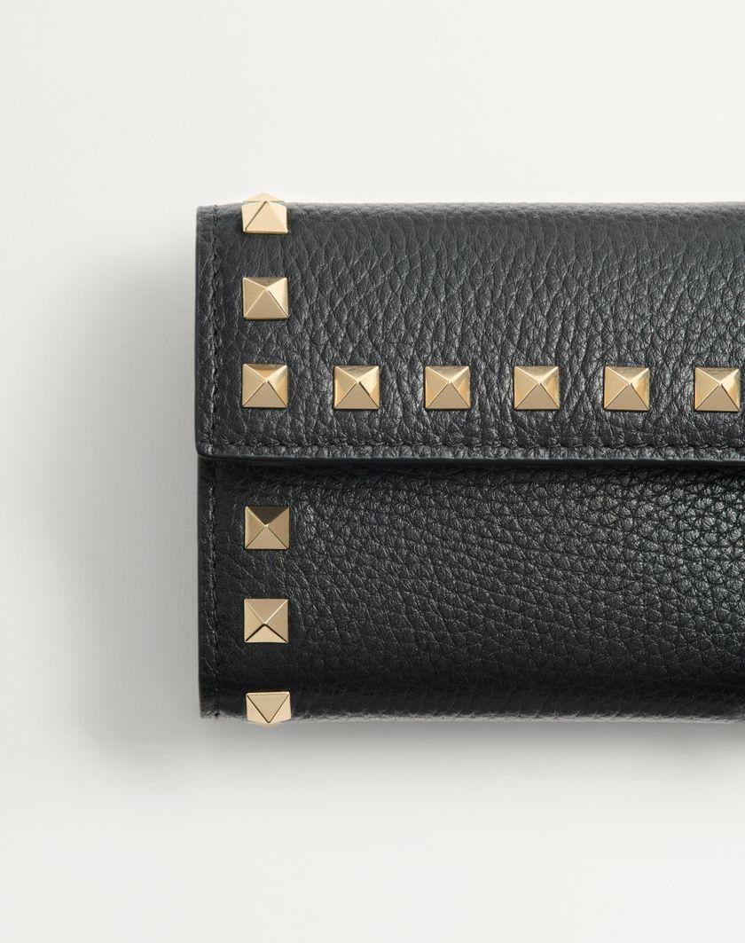 Valentino Handbags Portafoglio Trifold Rockstud In Vitello Granato Per Donna In Nero | Valentino IT