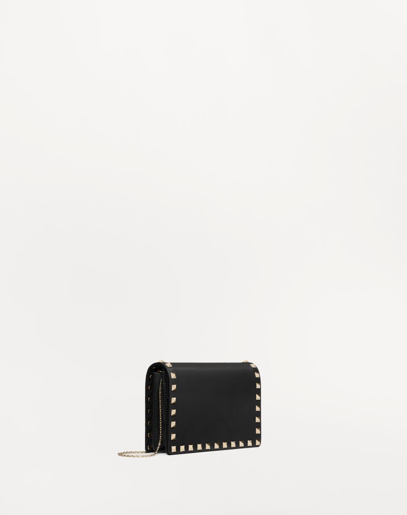 Valentino Handbags Pouch Con Catena Rockstud In Vitello Per Donna In Poudre | Valentino IT