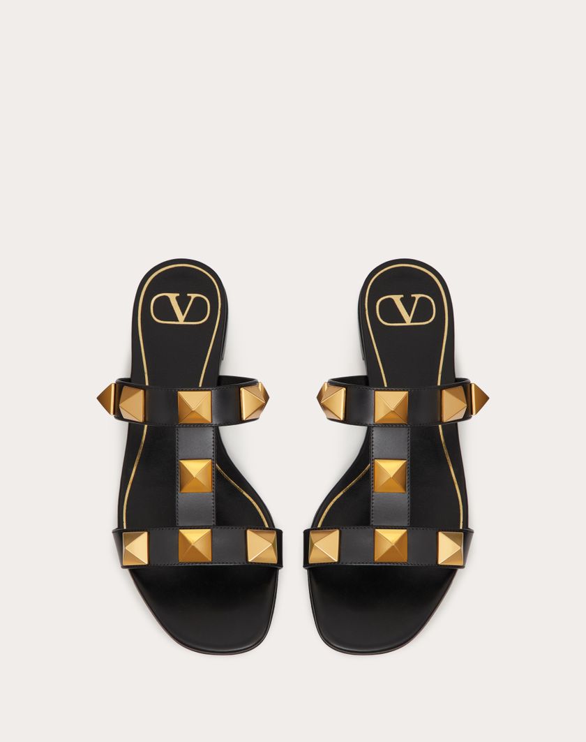 Valentino Handbags Sandalo Slide Basso Roman Stud In Vitello Per Donna In Nero | Valentino IT