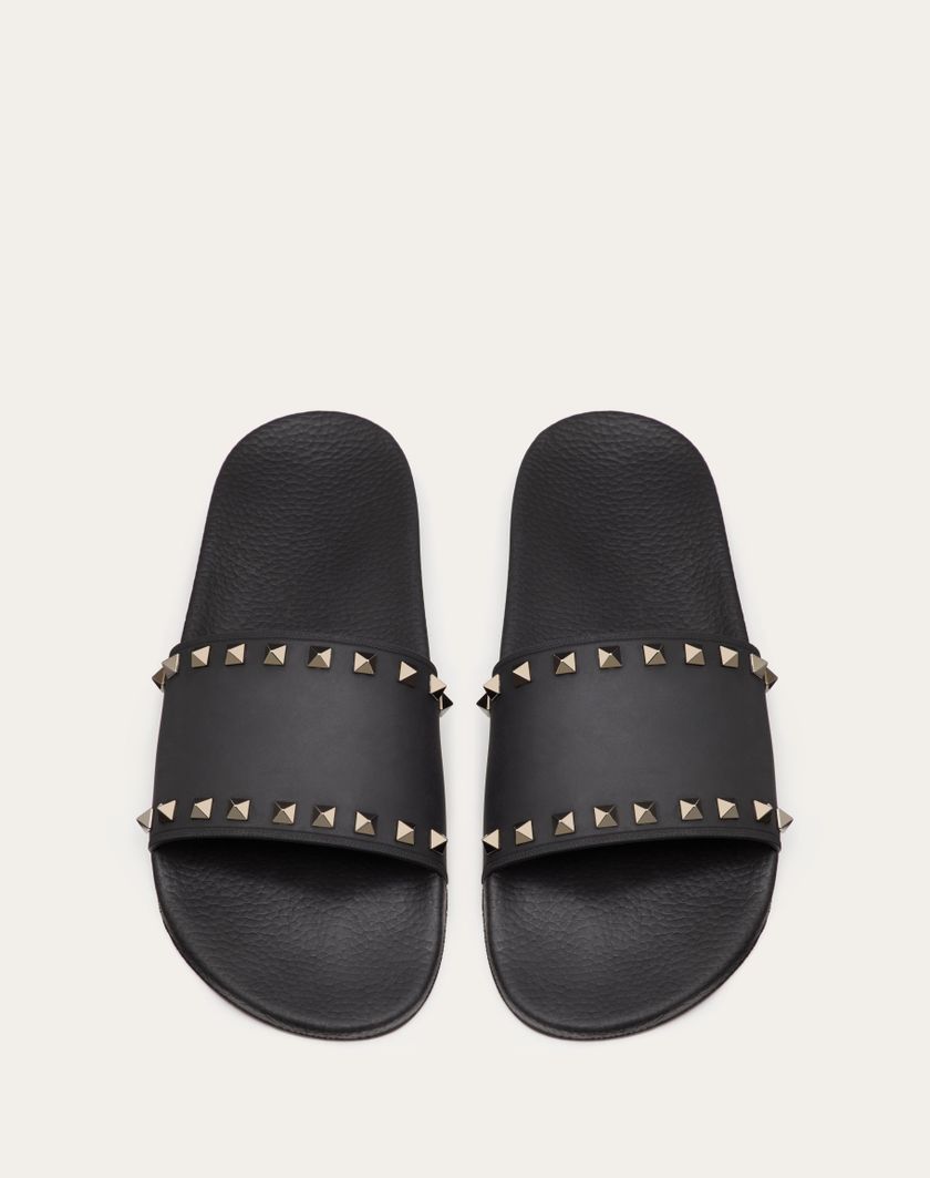 Valentino Handbags Sandalo Slider Rockstud In Gomma Per Uomo In Nero | Valentino IT