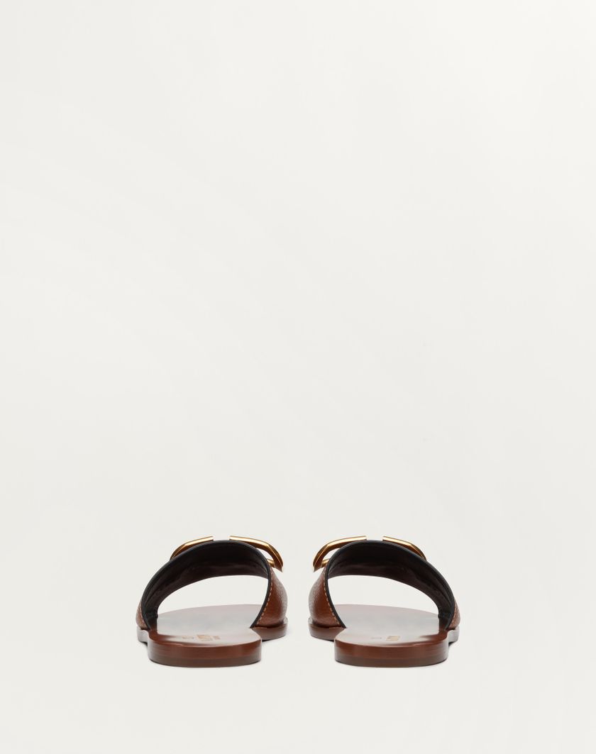 Valentino Handbags Sandalo Slider Vlogo Signature In Vacchetta Granata Con Accessorio Per Donna In Cuoio | Valentino IT