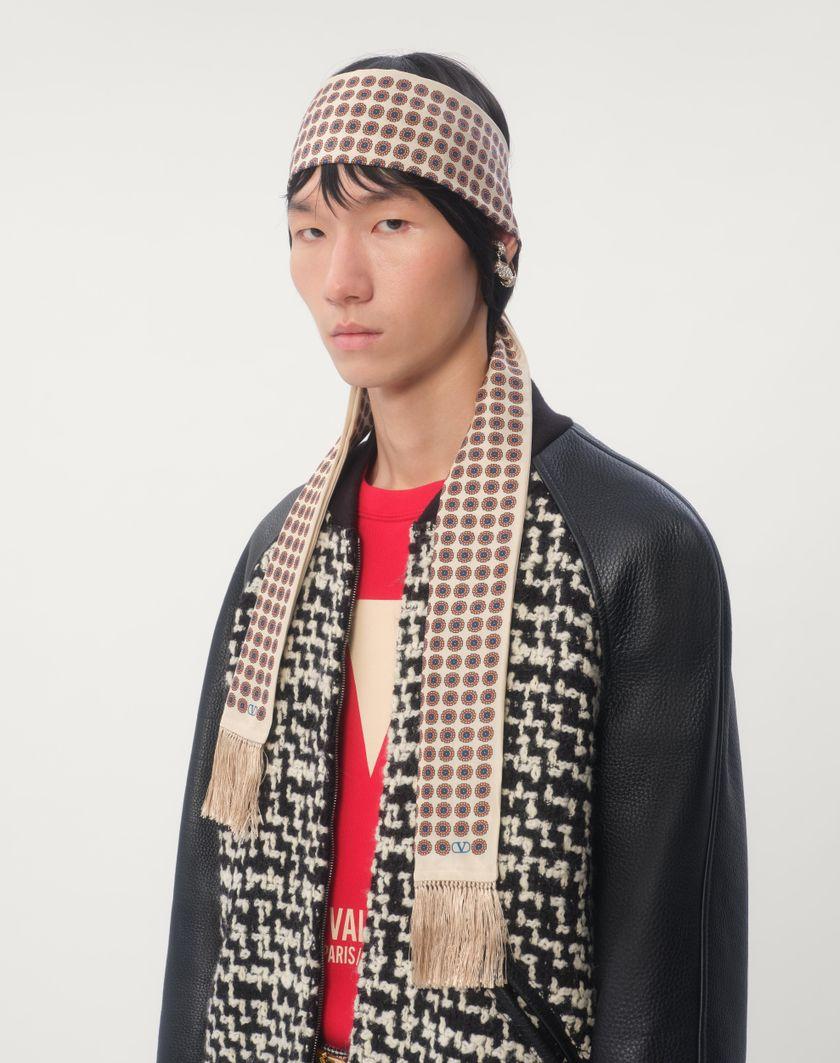 Valentino Handbags Scarf Bandeaux Chamber In Seta Con Frange Per Uomo In Crema/pesca/bluette/nero | Valentino IT