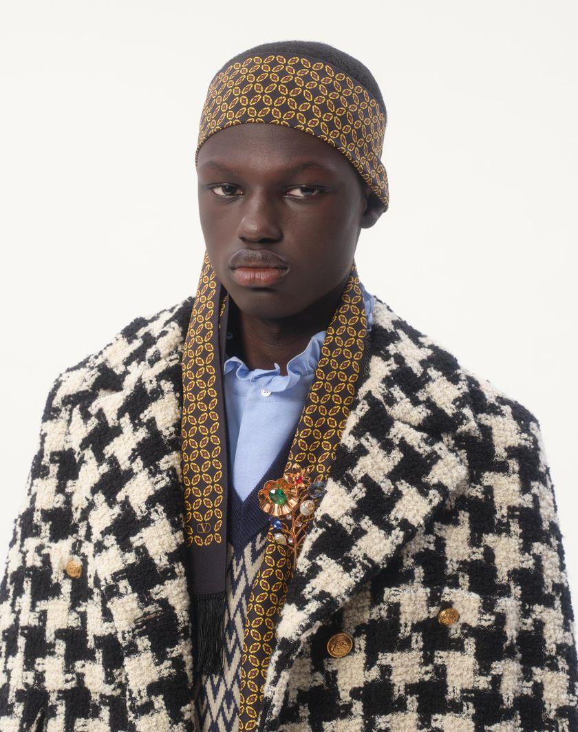 Valentino Handbags Scarf Bandeaux Chamber In Seta Con Frange Per Uomo In Nero/giallo/arancione | Valentino IT