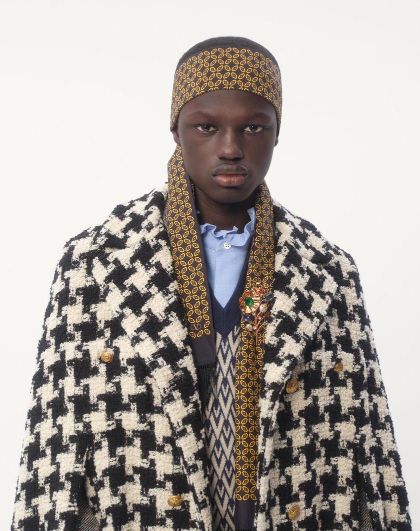 Valentino Handbags Scarf Bandeaux Chamber In Seta Con Frange Per Uomo In Nero/giallo/arancione | Valentino IT