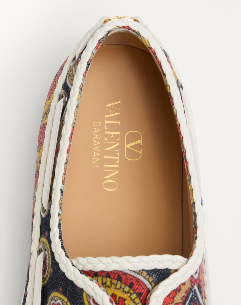 Valentino Handbags Scarpa Da Barca Palm Avenue In Tessuto Denim Voyage Imaginaire E Nappa Per Uomo In Denim/avorio | Valentino IT