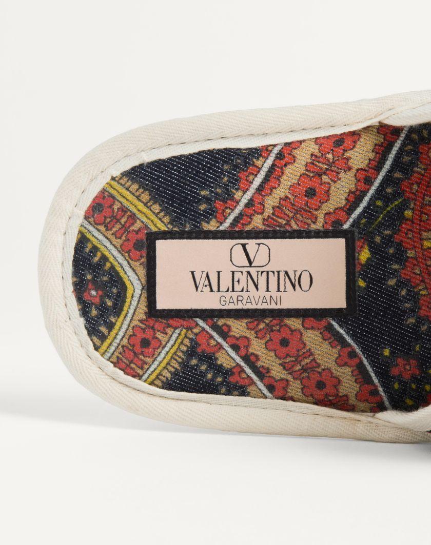 Valentino Handbags Slide Ta Chambre In Tessuto Denim Voyage Imaginaire Per Uomo In Multicolor/avorio | Valentino IT