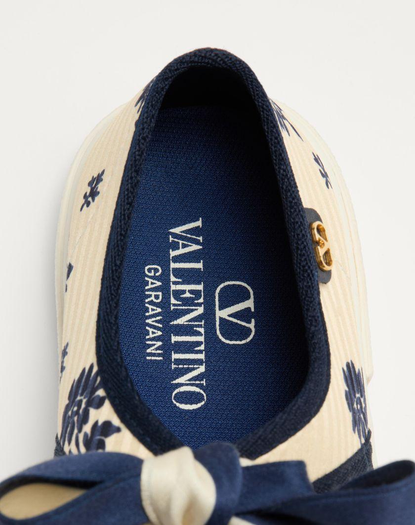 Valentino Handbags Sneaker Ballerina Bay By Bay In Tessuto Papier Floral Per Donna In Blu/avorio | Valentino IT
