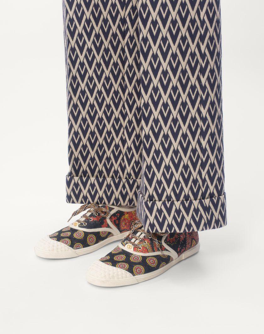 Valentino Handbags Sneaker Bay By Bay In Tessuto Denim Voyage Imaginaire Per Uomo In Multicolor/avorio | Valentino IT