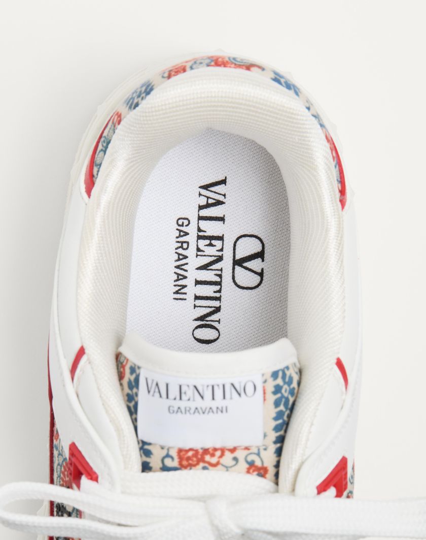 Valentino Handbags Sneaker Low Top Freedots In Vitello E Tessuto Voyage Imaginaire Per Uomo In Bianco/multicolor/corallo | Valentino IT