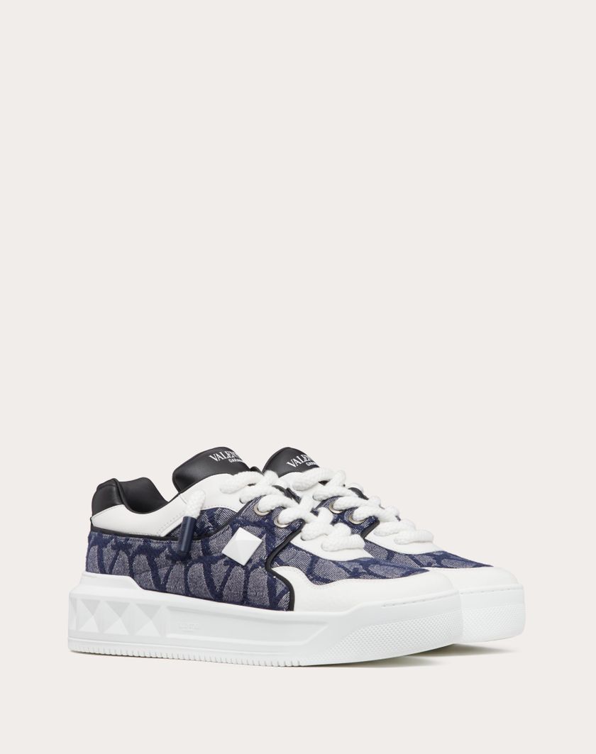 Valentino Handbags Sneaker Low-top One Stud Xl In Nappa E Tessuto Jacquard Toile Iconographe Con Effetto Denim Per Uomo In Bianco/nero/denim | Valentino IT