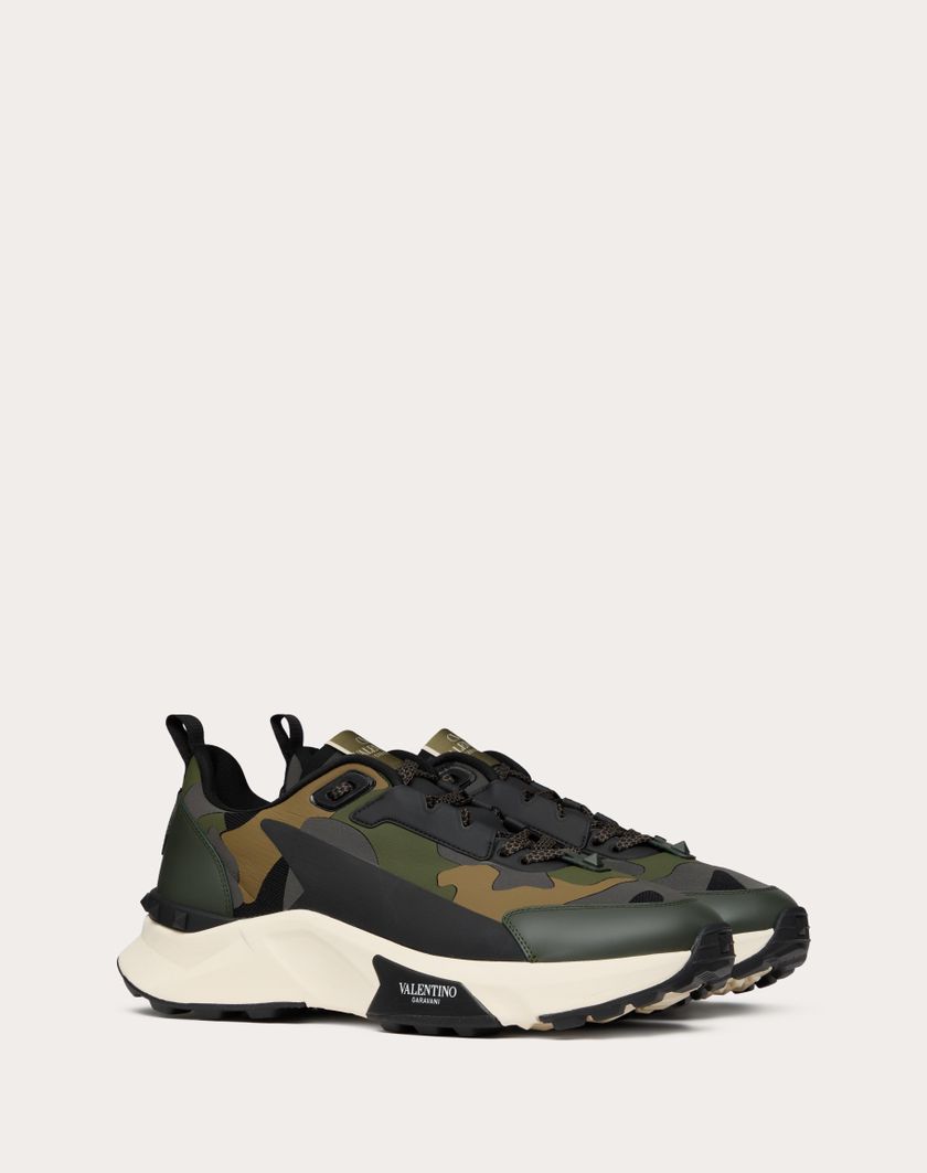 Valentino Handbags Sneaker Low Top True Act Camouflage In Tessuto Gommato Per Uomo In Nero/khaki/grigio Scuro | Valentino IT