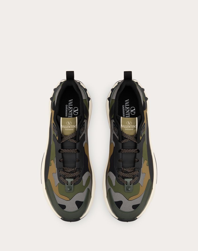 Valentino Handbags Sneaker Low Top True Act Camouflage In Tessuto Gommato Per Uomo In Nero/khaki/grigio Scuro | Valentino IT