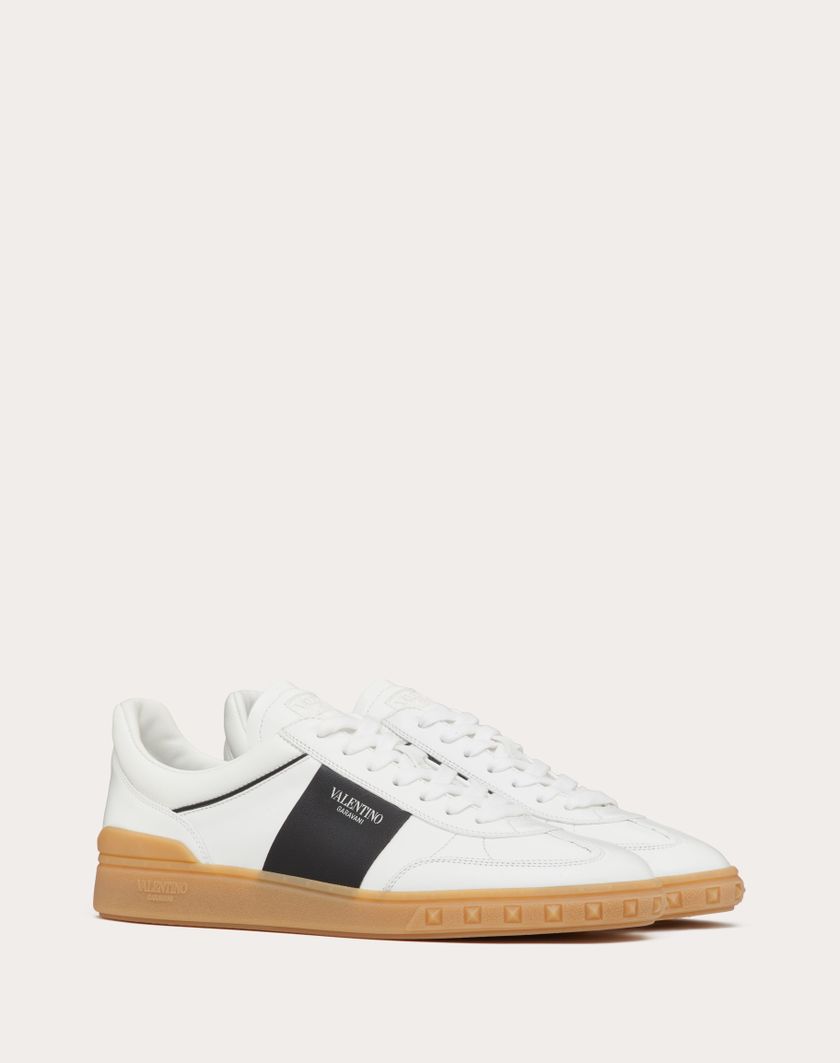 Valentino Handbags Sneaker Low Top Upvillage In Vitello Nappato Per Uomo In Bianco/ Nero/ambra | Valentino IT