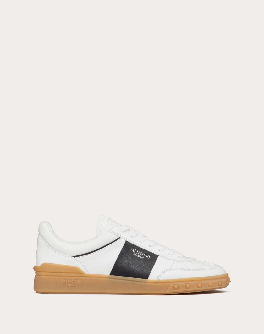 Valentino Handbags Sneaker Low Top Upvillage In Vitello Nappato per Uomo in Bianco/ Nero/ambra | Valentino IT