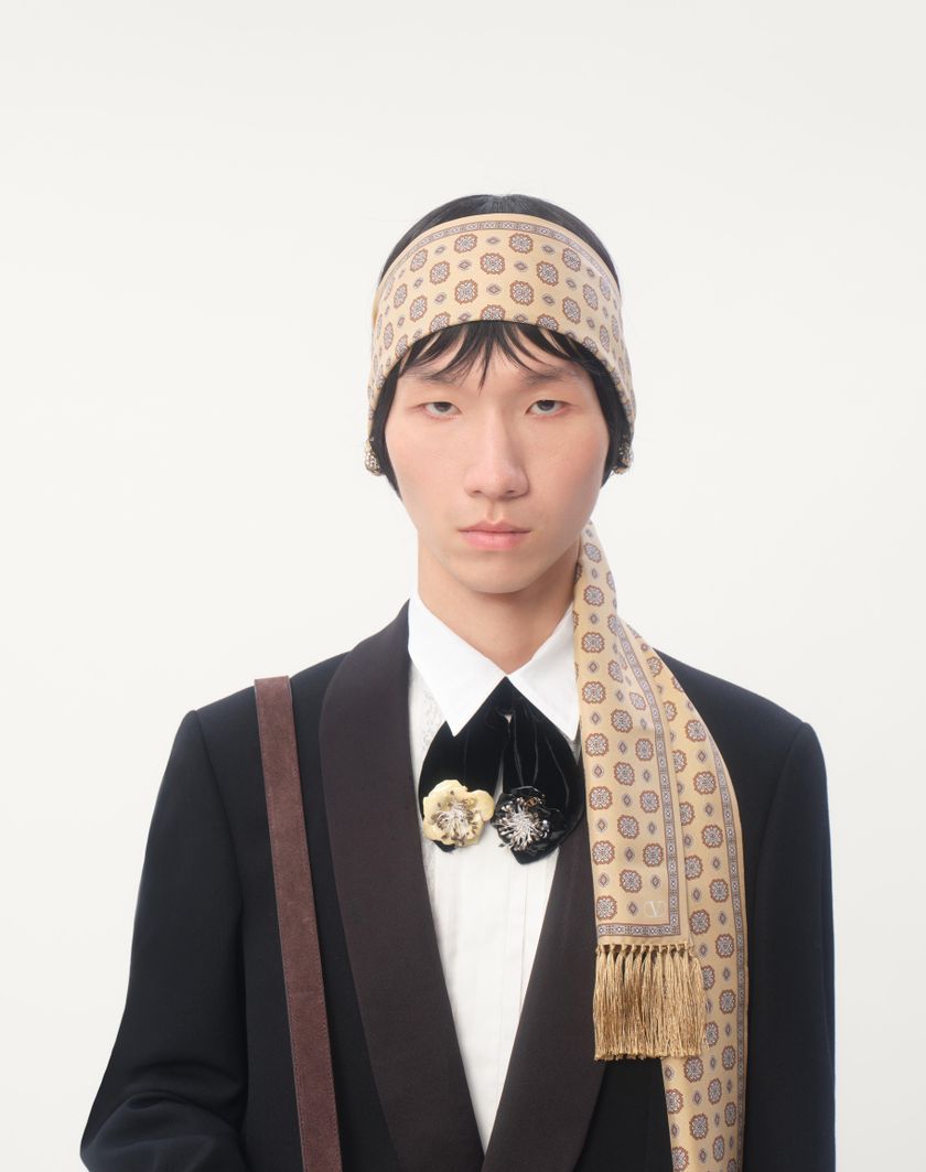 Valentino Handbags Spilla Valentino Garavani Fleur Lumineuse In Metallo Smalto E Tessuto Per Uomo In Oro/avorio/multicolor | Valentino IT