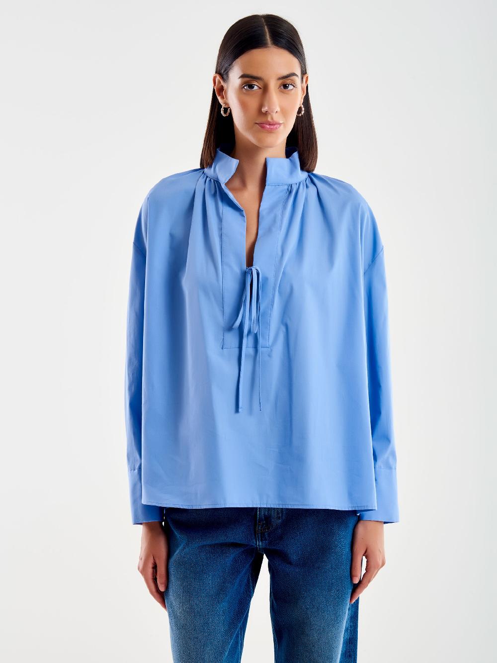 Vicolo Camicia Scollo Profondo E Laccetto Azzurro