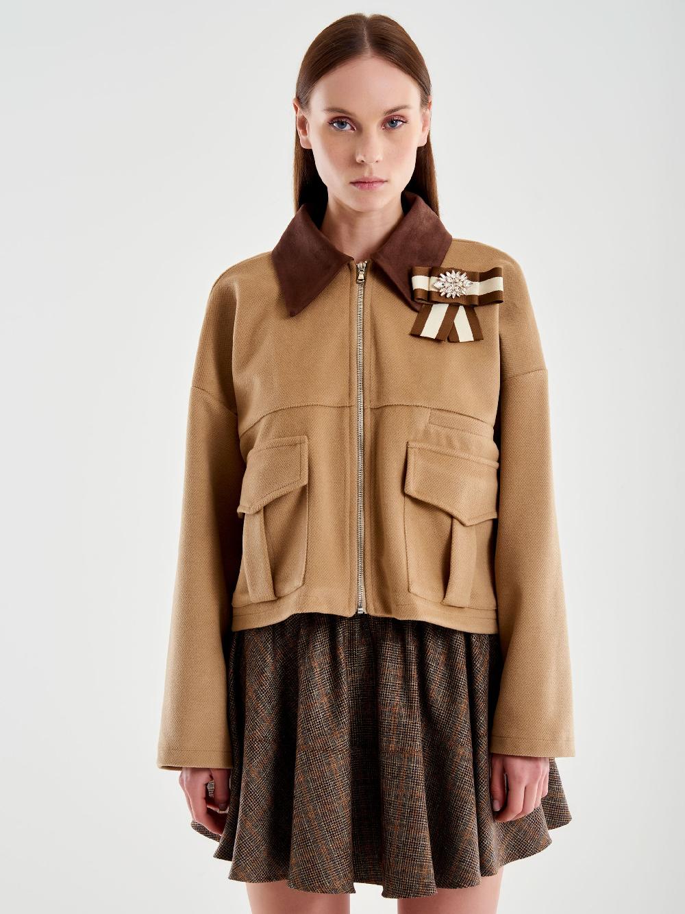 Vicolo Giacca Cropped Con Spilla Gioiello Beige