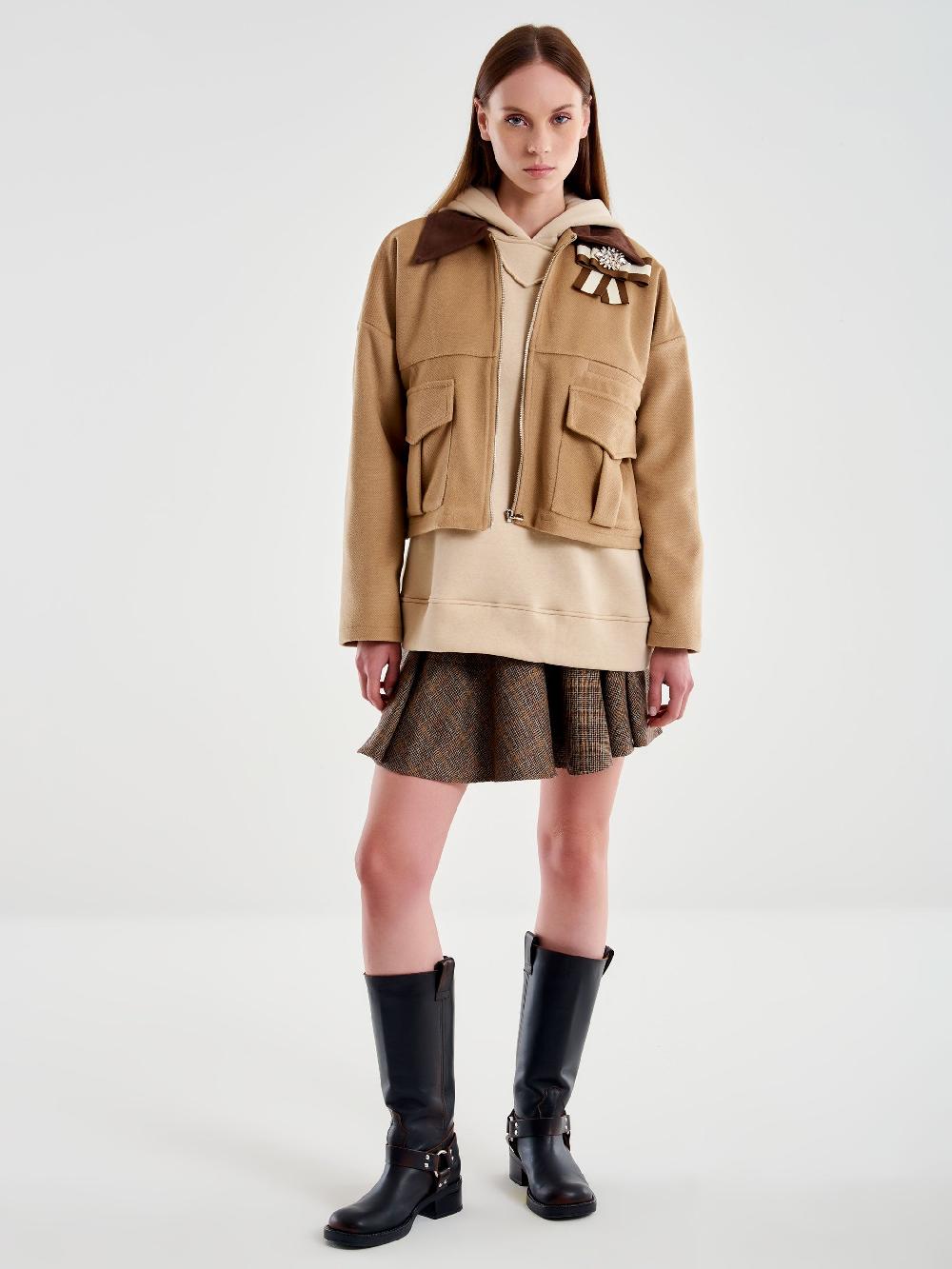 Vicolo Giacca Cropped con Spilla Gioiello Beige