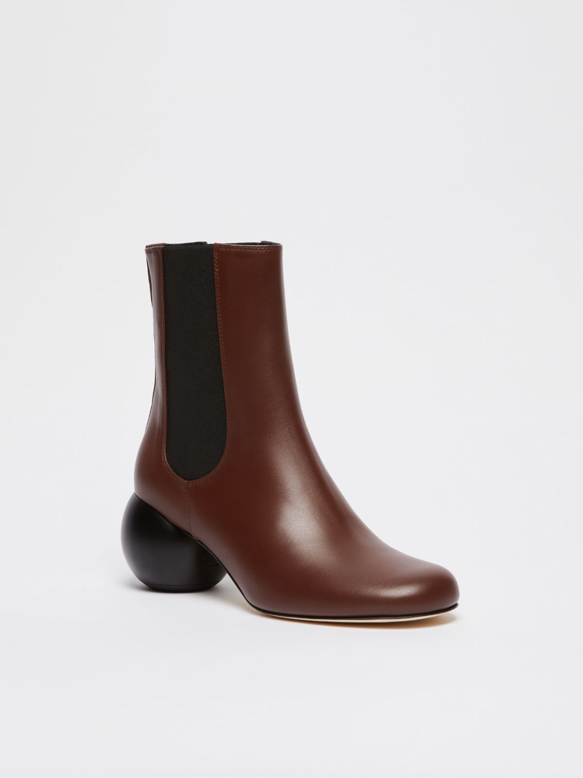 Weekend Chelsea Boot Con Maxi Boule