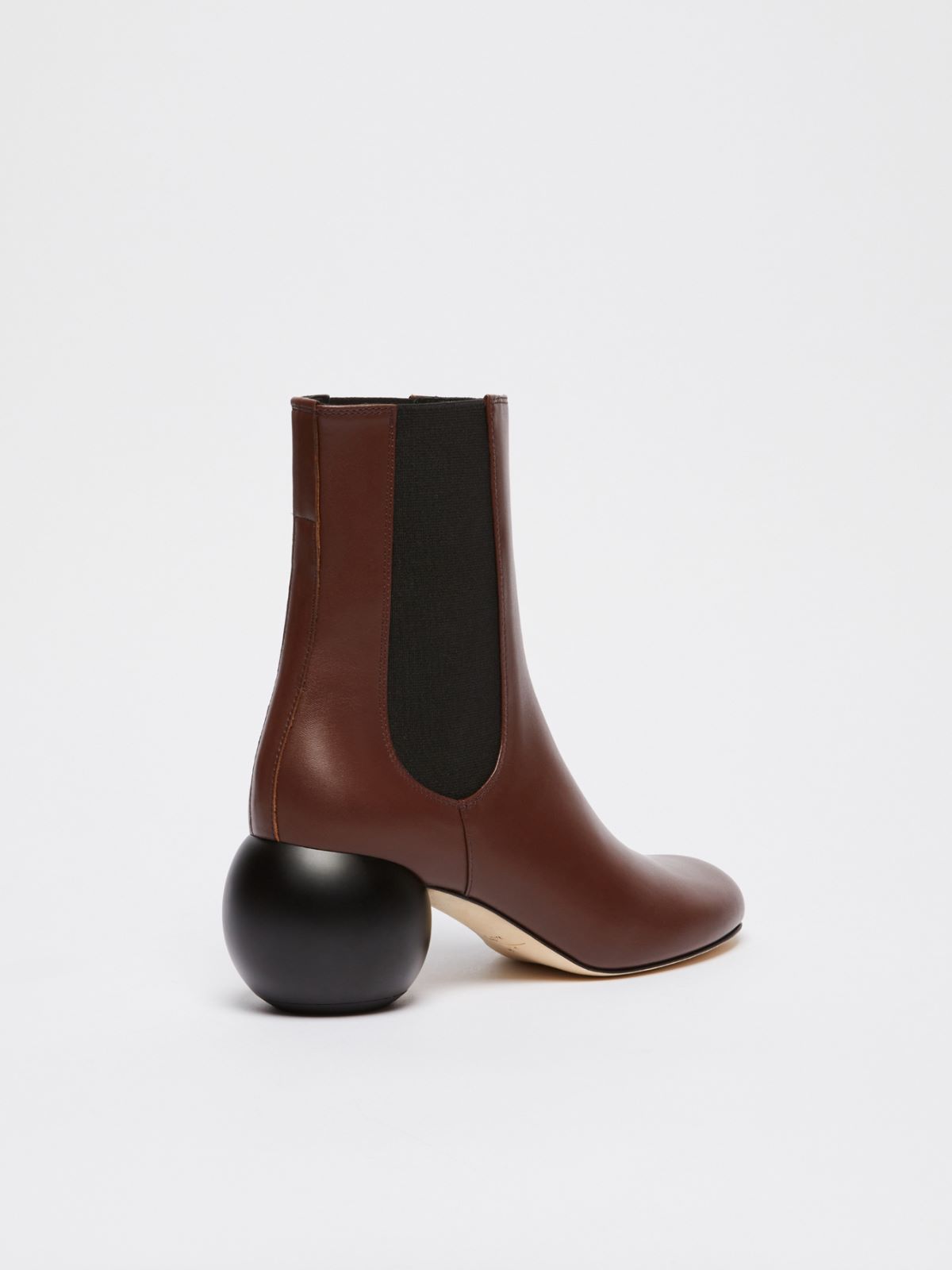 Weekend Chelsea Boot Con Maxi Boule