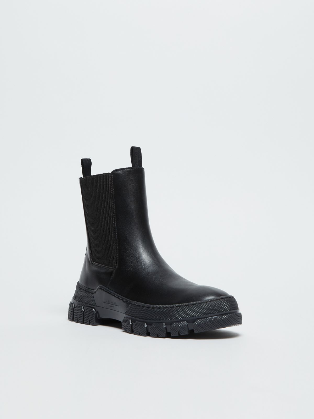 Weekend Chelsea Boot In Pelle
