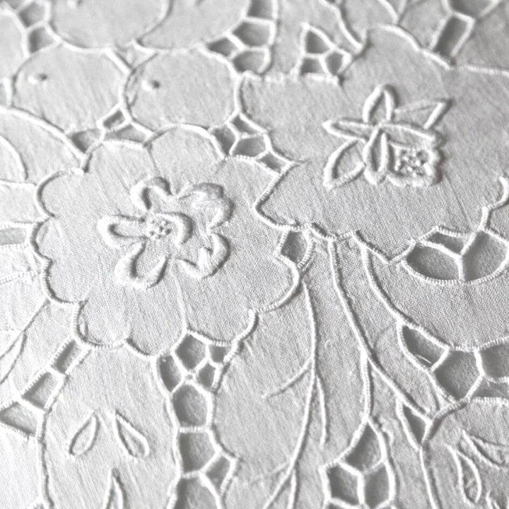 Zenoni & ColombiFedera Arredo Ricamata A Mano In Misto Lino Made In Italy Variante Camelia 42x42 Cm