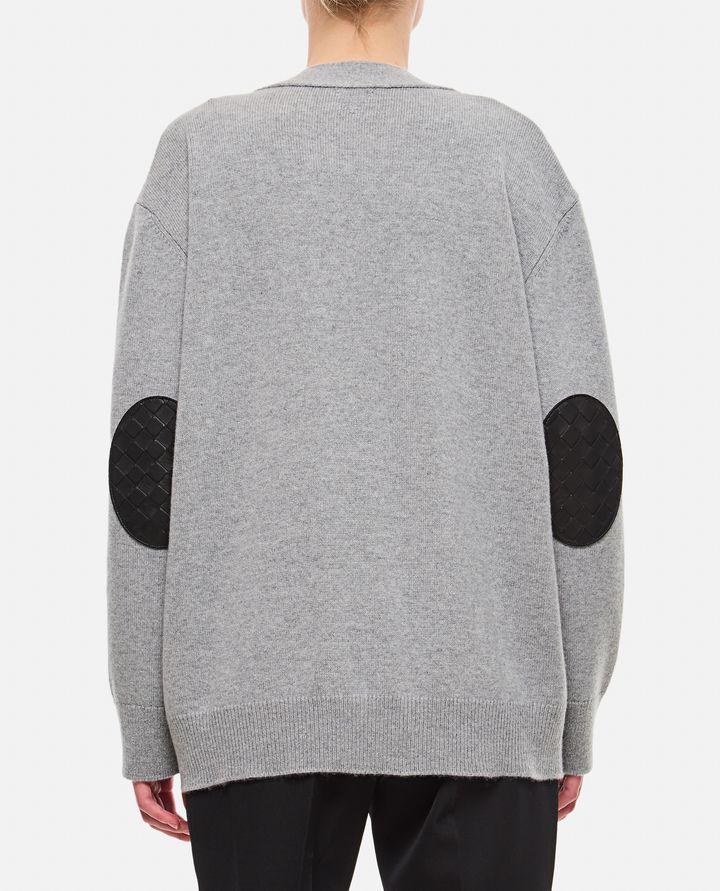 Bottega Veneta CARDIGAN IN CASHMERE CON TOPPA IN PELLE INTRECCIATA SUL GOMITO