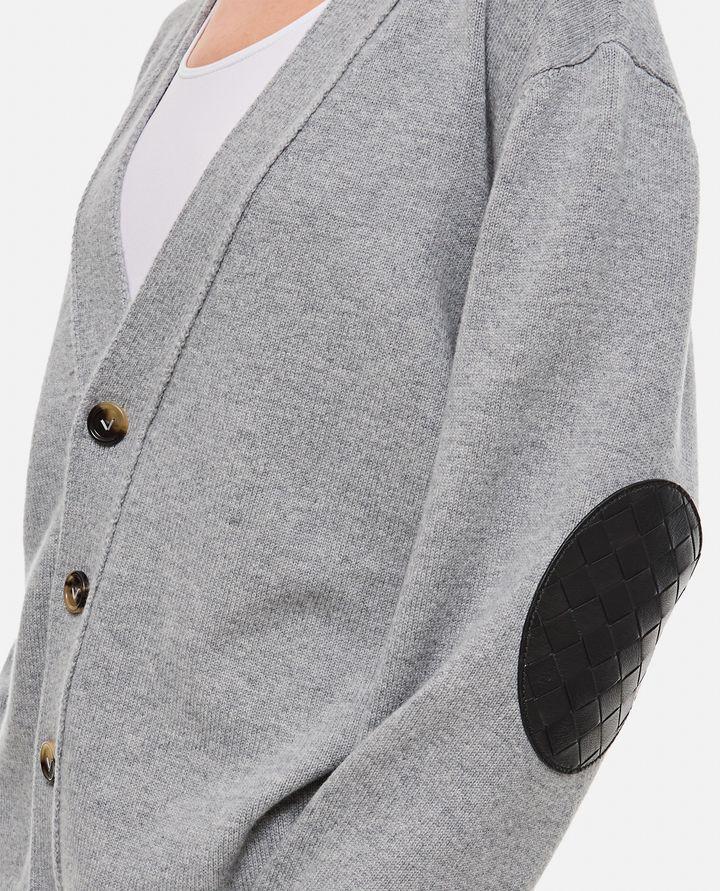 Bottega Veneta CARDIGAN IN CASHMERE CON TOPPA IN PELLE INTRECCIATA SUL GOMITO