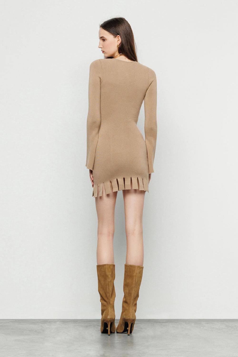 Akep ABITO CORTO AKEP CON SCOLLO AD OBLO' SUL DAVANTI